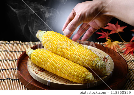 新鮮煮的玉米（黑色背景） 118260539