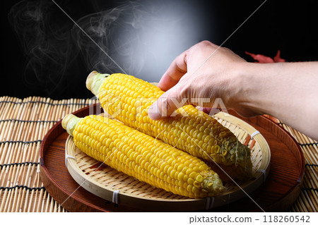 新鮮煮的玉米(黑色背景) 新鮮煮的玉米(黑色背景) 118260542