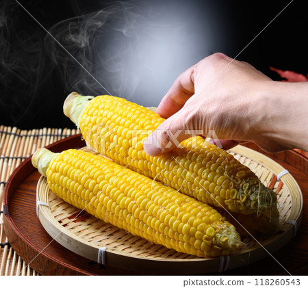 Freshly boiled corn (black background) 118260543