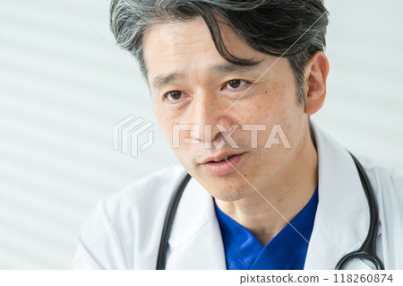 穿白大褂的醫生男性 118260874