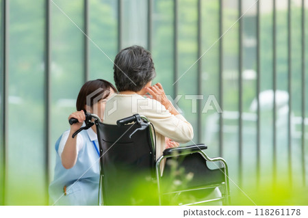 輪椅照護人員和老年婦女後視 輪椅照護人員和老年婦女後視 118261178