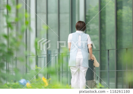 輪椅照護人員和老年婦女後視 118261180