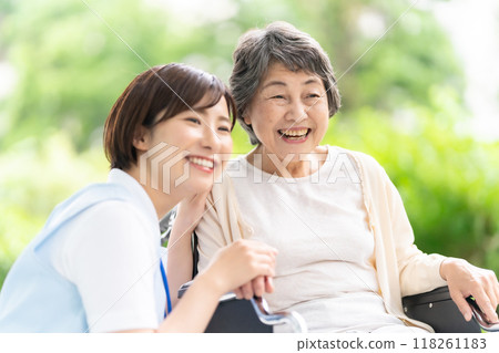 輪椅護理人員和老年婦女 118261183