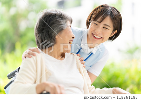 輪椅護理人員和老年婦女 118261185
