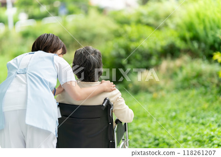輪椅照護人員和老年婦女後視 118261207