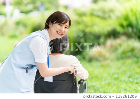 輪椅照護人員和老年婦女後視 118261209