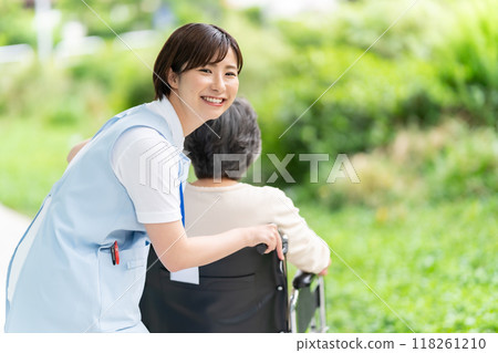 輪椅照護人員和老年婦女後視 118261210