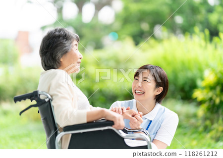 輪椅護理人員和老年婦女 118261212