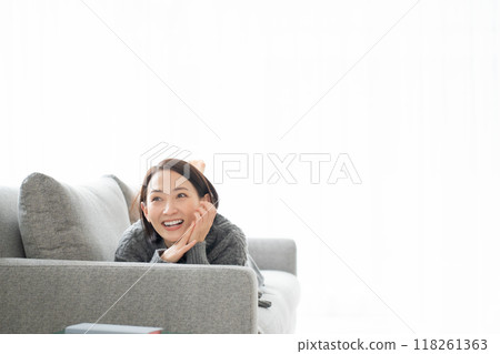 放鬆在沙發的婦女 118261363