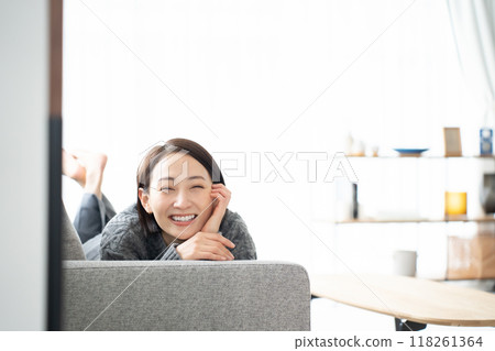 放鬆在沙發的婦女 118261364
