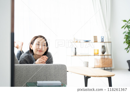放鬆在沙發的婦女 118261367