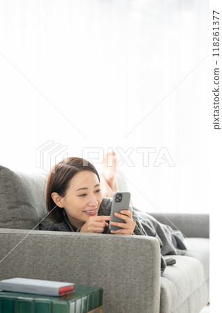 躺著，看著智能手機的女人 118261377