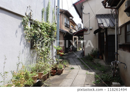 Streetscape with alleys between traditional Japanese houses 118261494