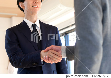 握手的商人人 握手的商人人 118261807