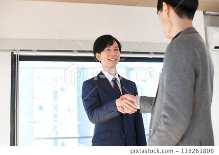 握手的商人人 握手的商人人 118261808
