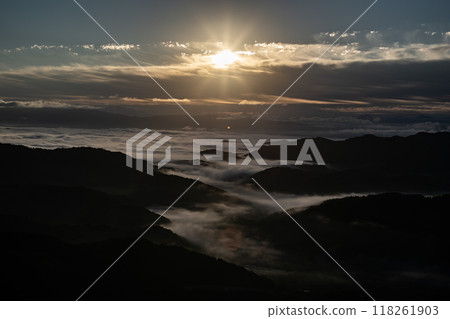一片雲海在大地上爬行 一片雲海在大地上爬行 118261903