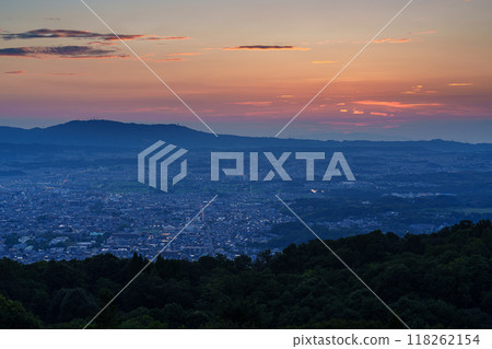 初秋奈良若草山的夜景 從生駒山的夕陽西下,穿過美麗的夕陽天空,到夜景#11。 初秋奈良若草山的夜景 從生駒山的夕陽西下,穿過美麗的夕陽天空,到夜景#11。 118262154