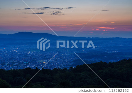 初秋奈良若草山的夜景 從生駒山背後的夕陽,透過美麗的夕陽天空,到夜景#19。 初秋奈良若草山的夜景 從生駒山背後的夕陽,透過美麗的夕陽天空,到夜景#19。 118262162