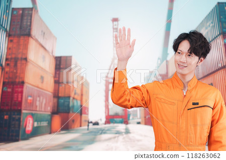 在貨櫃泊位工作的男性碼頭工人 在貨櫃泊位工作的男性碼頭工人 118263062