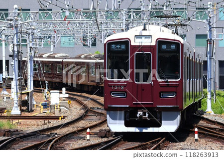 [Hankyu] 1300 series (Kyoto Line: Osaka Umeda Station) 118263913