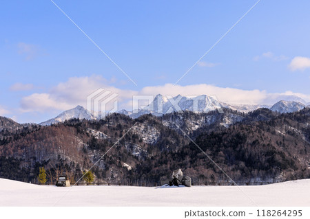 從北海道夕張市鹿島觀景公園眺望隆冬時節的夕張岳和前岳【2月】 118264295