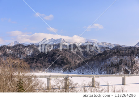 從北海道夕張市鹿島觀景公園眺望隆冬時節的夕張岳和前岳【2月】 118264296