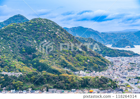[Shizuoka Prefecture] Mountain cherry blossoms dotted among the fresh greenery of the Numazu Alps and a view towards Izu 118264314