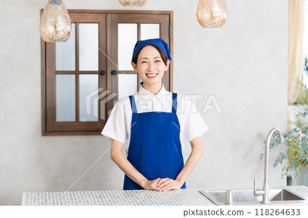 穿著圍裙的家事服務婦女 118264633