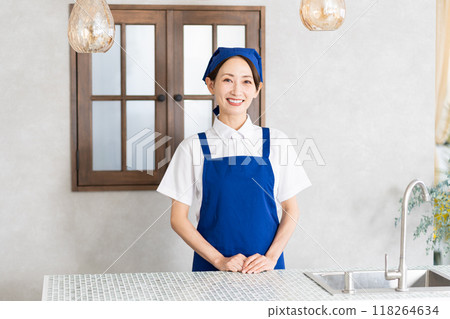 穿著圍裙的家事服務婦女 118264634