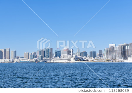 東京中央區晴海 — 晴海碼頭的晴空和東京城市景觀 118268089