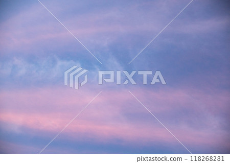 天空與粉紅色的雲彩 118268281