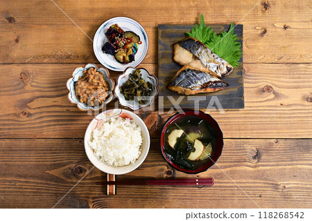 一湯三菜：味噌鯖魚、芥菜、納豆、茄子 118268542