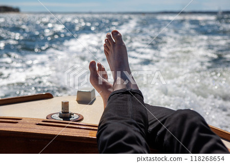 Relaxing on the deck of the cruise ship 118268654