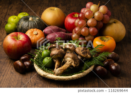 Autumn ingredients and matsutake mushrooms 118269644