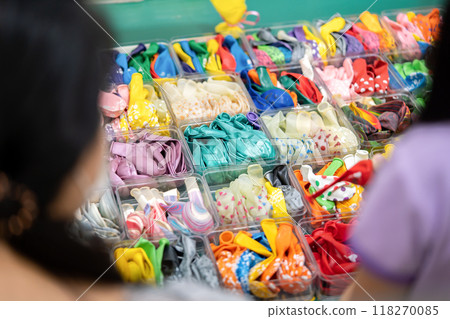 A lot of variety and various unblown Rubber Balloon with Balloon in arranging plastic trays shop for sales 118270085