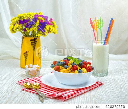 cornflakes, breakfast of cornflakes and berries 118270350