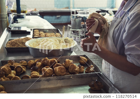 Unsanitary production of cookies 118270514