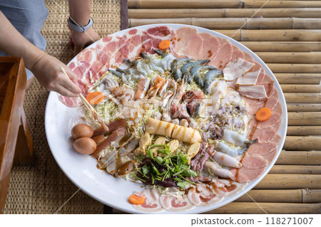 Huge Shabu is a dish made of raw pork and chicken meat, tofu, and a few vegetables. blanch in a pot of hot water. 118271007