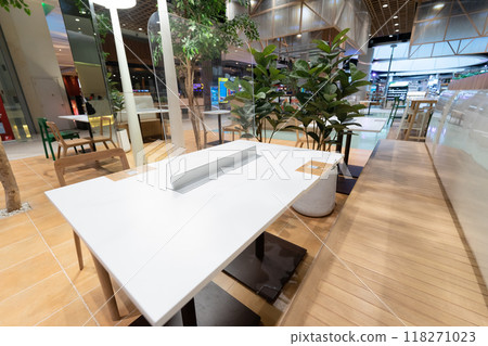 Long sheets are how acrylic panels seem. On the table's middle, the transparent color obscured it. Long sheets are how acrylic panels seem. On the table's middle, the transparent color obscured it. 118271023