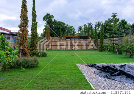 There is plenty of space in the backyard with bamboo fence. It is appropriate for throwing a camping party. There is plenty of space in the backyard with bamboo fence. It is appropriate for throwing a camping party. 118271191