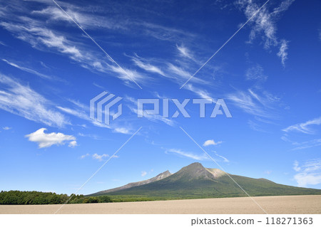Photographed the clear blue sky and Mount Komagatake scenery in the Akaigawa area of Morimachi, Hokkaido in early autumn. 118271363