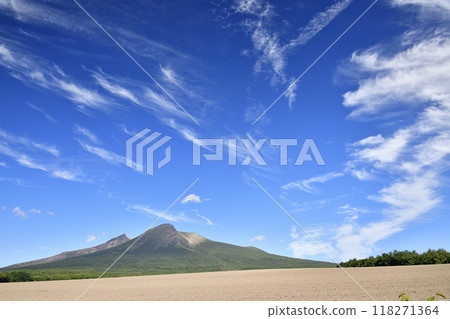 Photographed the clear blue sky and Mount Komagatake scenery in the Akaigawa area of Morimachi, Hokkaido in early autumn. 118271364