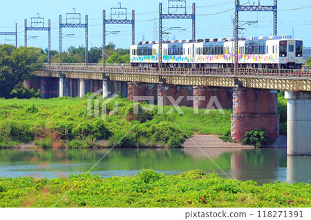 The Skytree Train crosses the Watarase River, where the late summer scenery remains. 118271391