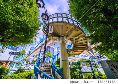 日本東京城市景觀 一座有步行橋的城市。澀谷橋人行天橋。明治大道和駒澤大道（起點）的景色。長方形... 118271412