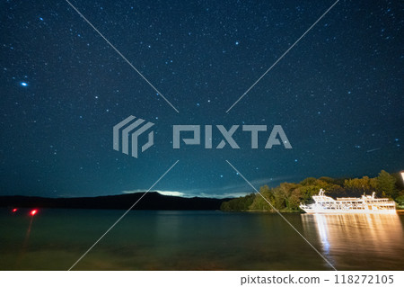 A sightseeing boat on Lake Akan and the starry sky A sightseeing boat on Lake Akan and the starry sky 118272105