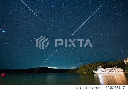 阿寒湖上漂浮的遊船和星空 118272147