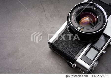 Old film camera 118272652