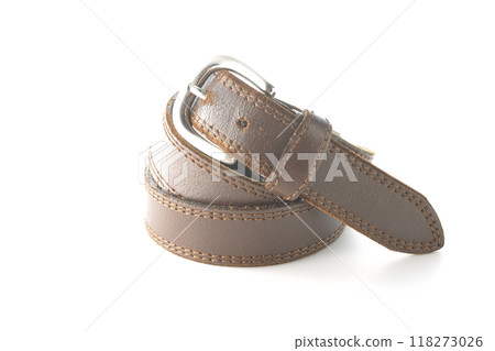 白色背景下拍攝的棕色腰帶 118273026
