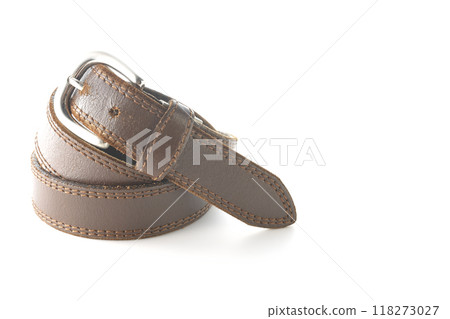 白色背景下拍攝的棕色腰帶 118273027