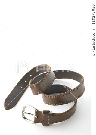 白色背景下拍攝的棕色腰帶 118273036